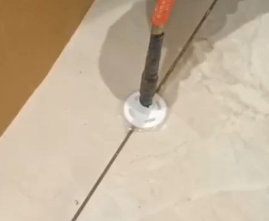 从江瓷砖空鼓维修公司专业解答瓷砖在铺贴过程中，如果没有涂抹均匀到位的粘结材料（如水泥砂浆或瓷砖胶），可能会导致以下问题