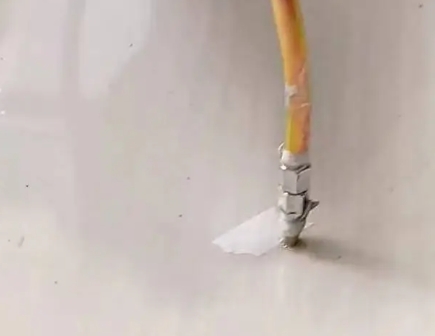 从江瓷砖空鼓维修公司专业解答在瓷砖铺贴过程中，如果使用的砂料过粗（如全部使用了粗砂），可能会导致以下问题